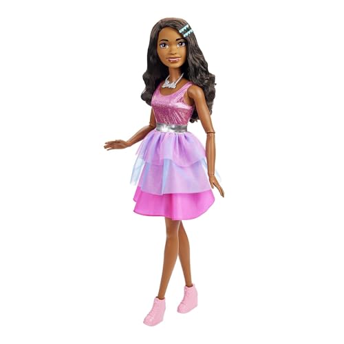 Barbie – Extra große bewegliche Puppe (71 cm) mit schwarzen Haaren und pinkfarbenem Kleid, Vorschulkinder, HJY03 im Sale