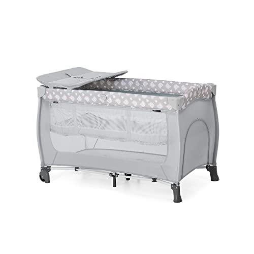 hauck Kinderreisebett Sleep N Play Center mit Neugeboreneneinhang, Wickelauflage, Tragetasche, Rollen, Schlupf, Klein Zusammenklappbar, Baby Reisebett Kleinkind ab Geburt bis 15 kg (Teddy Grey) im Sale