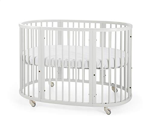 Stokke Sleepi Kinderbett – Mitwachsendes Bett für Kinder aus massivem Holz – Gitterbett in ovaler Form zum Wohlfühlen – Inkl. Matratze – Farbe: Weiß im Sale