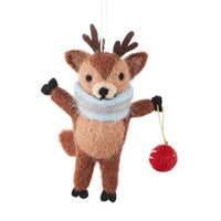 Thumbnail for BUTLERS Weihnachtsbaumkugel Elch mit Weihnachtskugel Christbaumschmuck Filz Braun -Hang ON- Weihnachten Baumkugeln Festlicher Elch Figur | Tannenbaum Deko & Weihnachtsdeko im Sale