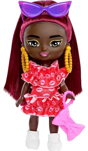 Barbie Extra Mini Minis, Extra Mini Minis Schwarze Barbiepuppe mit roten Haaren, rotem Kleid, Handtasche mit Schleife, Sonnenbrille und anderem Barbiezubehör, Geschenk für Kinder ab 3 Jahren,HLN47 im Sale