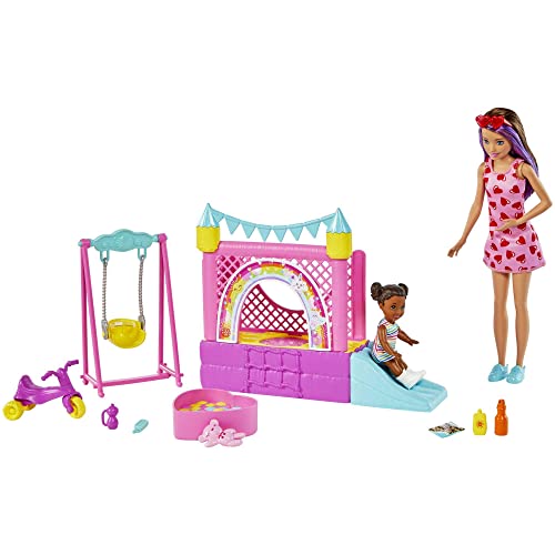 Barbie Skipper Babysitter Inc Bounce House, 1x Puppe Skipper mit braunen und lila Haaren, 1x Kleinkind mit braunen Zöpfen, Schaukel, Rutsche, Zubehör, Geschenk für Kinder ab 3 Jahren im Sale