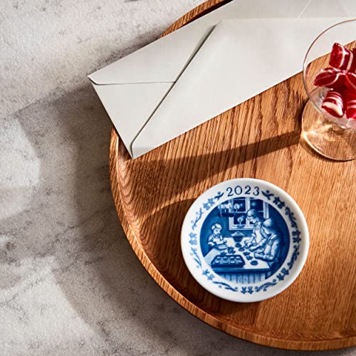 Royal Copenhagen Plakette 2023 Weihnachtsbacken aus Porzellan hergestellt, Farbe: Blau, Durchmesser: 8,5 cm, 1066050 im Sale